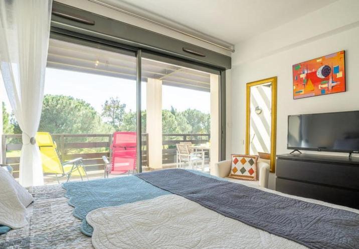 Vert Paradis - Vue Apaisante Sur Golf, Pins Parasols, 2E Etage - 80 M2 Dont Terrasse Avec Pergola, 2 Chambres, 3Et Iles, 3 Clim, Wifi - Piscine, Parking Et Park A Velos, Ascenseur - En Option Linge, Menage - Pistes Cyclables, Mer A Proximite Сен-Сіпріян Екстер'єр фото